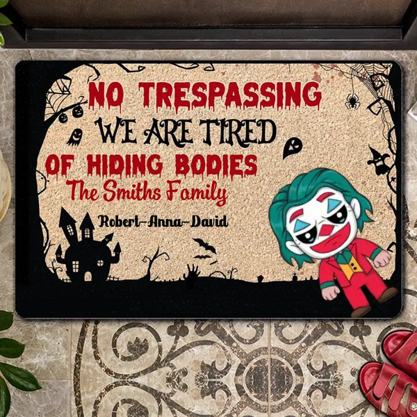 Personalisierte Familien-Fußmatte „No Trespassing We're Tired Of Hiding Bodies“.