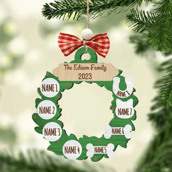 Personalisierter Familien-Weihnachtsschmuck, 2023 Acryl-Girlandenkranz-Ornament mit Namen von Familienmitgliedern, individuelles Weihnachtsornament