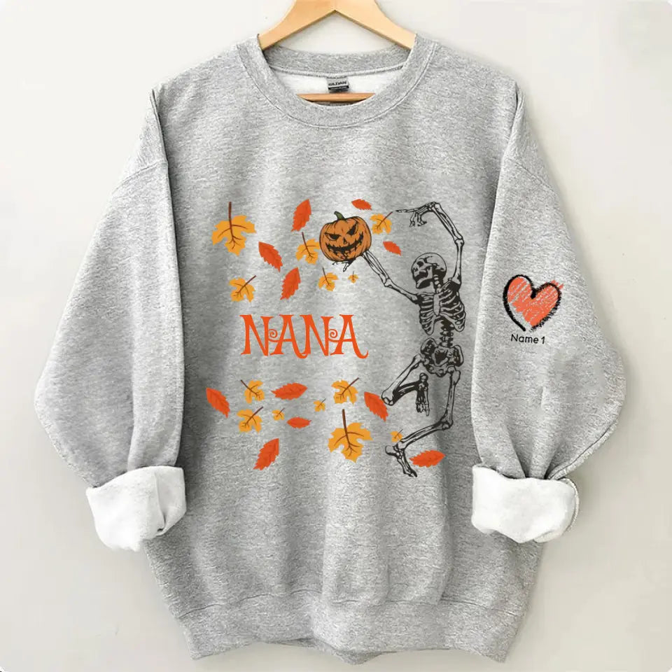 Personalisiertes Oma tanzendes Skelett mit Enkelkindern Halloween Sweatshirt