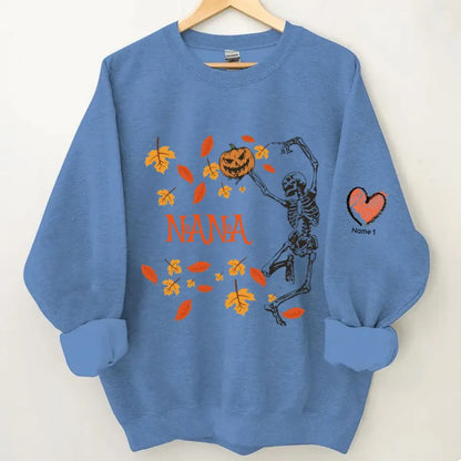 Personalisiertes Oma tanzendes Skelett mit Enkelkindern Halloween Sweatshirt