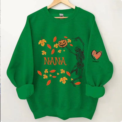 Personalisiertes Oma tanzendes Skelett mit Enkelkindern Halloween Sweatshirt