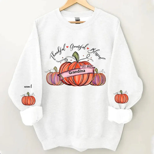 Dankbare, dankbare und gesegnete Oma mit Kürbis-Enkelkindern, Herbstsaison, personalisiertes 2D-Sweatshirt mit individuellem Ärmel