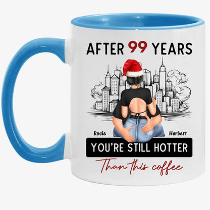 Weihnachtspaar umarmt sich, nach Jahren bist du immer noch heißer als diese personalisierte Kaffeetasse