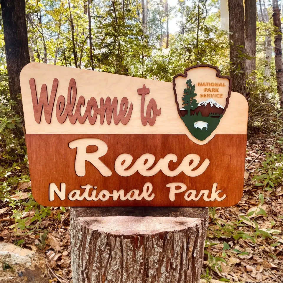 Willkommen in unserem Abenteuer – personalisiertes Türschild, 2-lagig, Camping-Dekoration