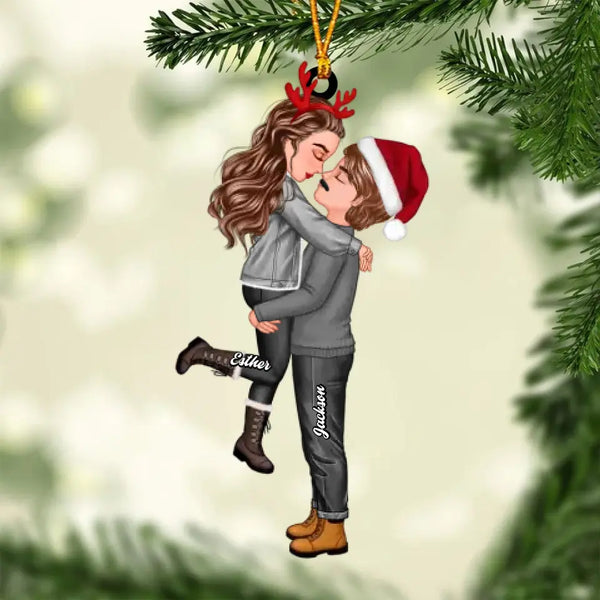 Weihnachtspuppenpaar umarmt und küsst personalisiertes Ornament