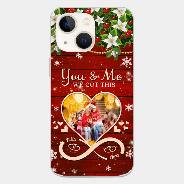 Laden Sie ein Foto von „You &amp; Me We Got This Christmas Couple“ mit personalisierter Handyhülle hoch