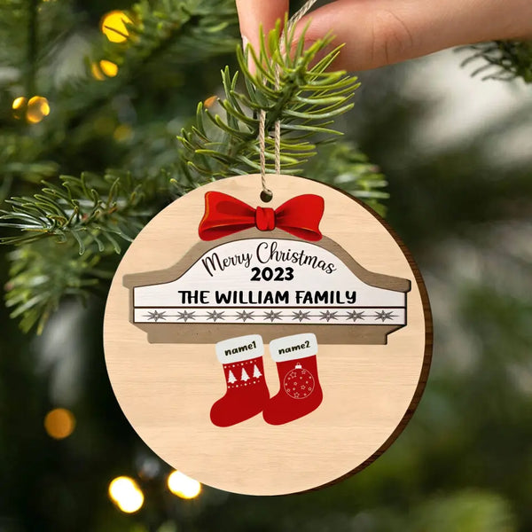 Frohe Weihnachtssocken Familie – Weihnachtsgeschenk für Familie – personalisiertes 2-lagiges Holzornament