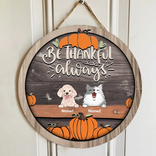 Seien Sie immer dankbar – Holzhintergrund – personalisiertes Türschild für Hunde und Katzen