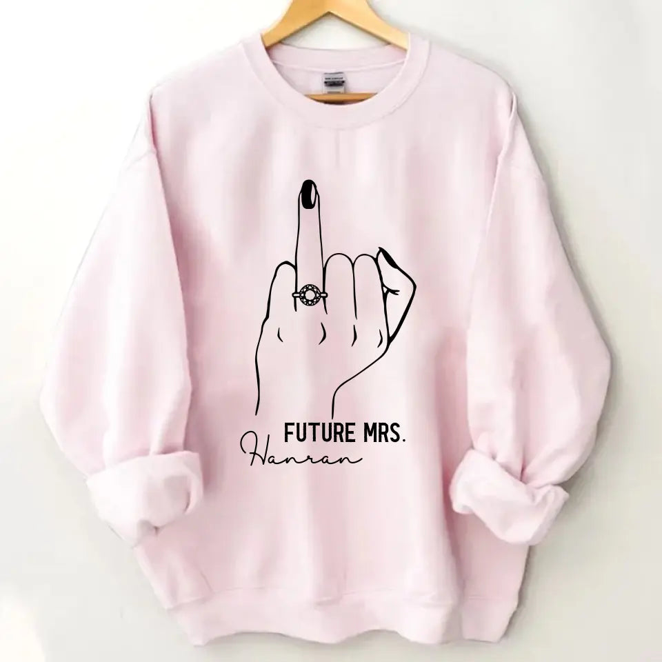 Zukünftiger Mrs. Sweathirt mit Ringfinger – Personalisiertes Verlobungsgeschenk – Future MrsName Sweathirt – Ringhandpullover