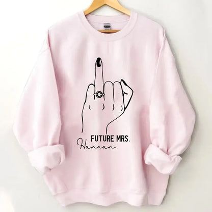 Zukünftiger Mrs. Sweathirt mit Ringfinger – Personalisiertes Verlobungsgeschenk – Future MrsName Sweathirt – Ringhandpullover