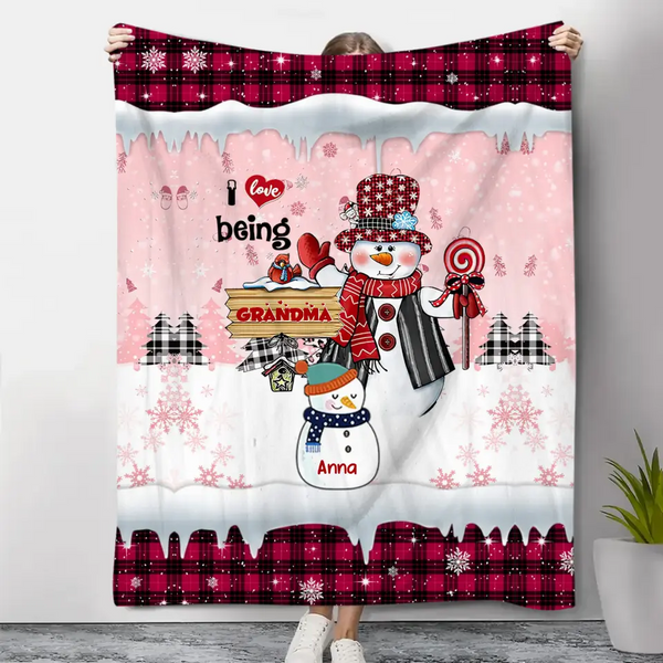 Personalisierte Sherpa- oder Fleecedecke mit Aufdruck „I Love Being Grandma Snowman“ mit Kindernamen 