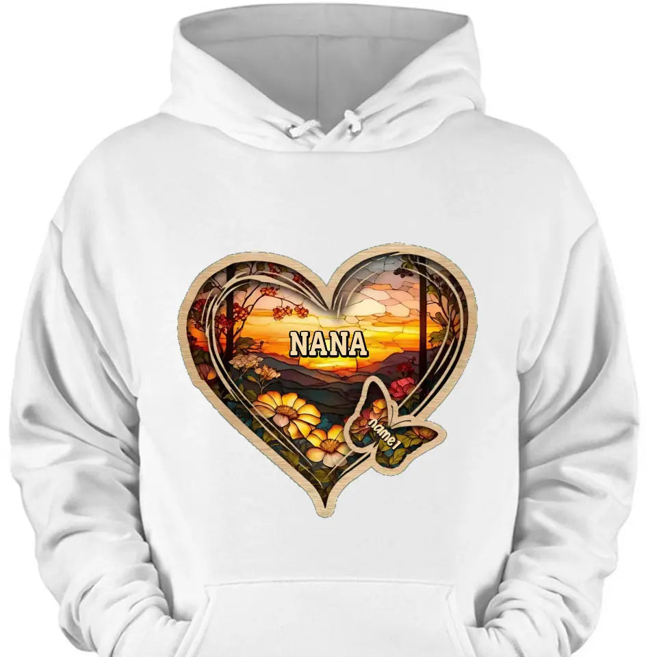 Personalisierte Weihnachtskleidung für Mama und Oma mit Schmetterlingsherz und Buntglasmuster