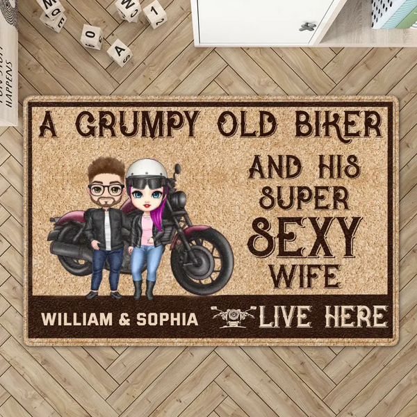Personalisierte Paar-Biker-Fußmatte: Ein mürrischer alter Biker und seine super sexy Frau leben hier