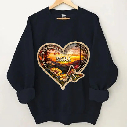 Personalisierte Weihnachtskleidung für Mama und Oma mit Schmetterlingsherz und Buntglasmuster