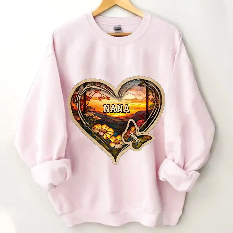 Personalisierte Weihnachtskleidung für Mama und Oma mit Schmetterlingsherz und Buntglasmuster