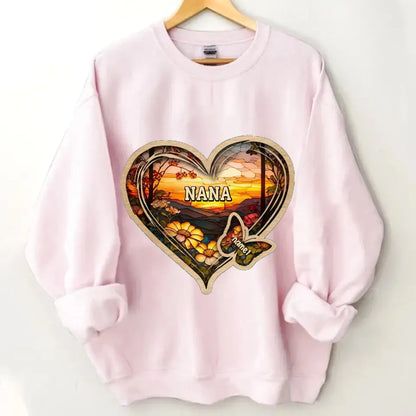 Personalisierte Weihnachtskleidung für Mama und Oma mit Schmetterlingsherz und Buntglasmuster