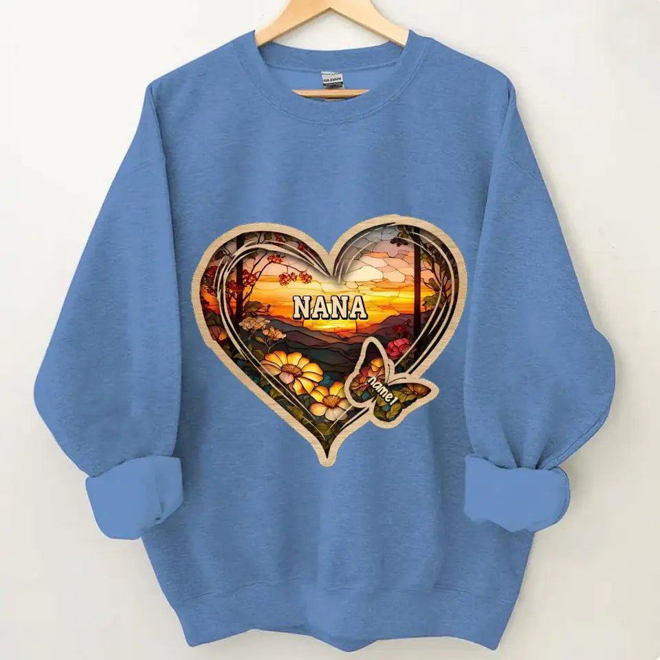 Personalisierte Weihnachtskleidung für Mama und Oma mit Schmetterlingsherz und Buntglasmuster