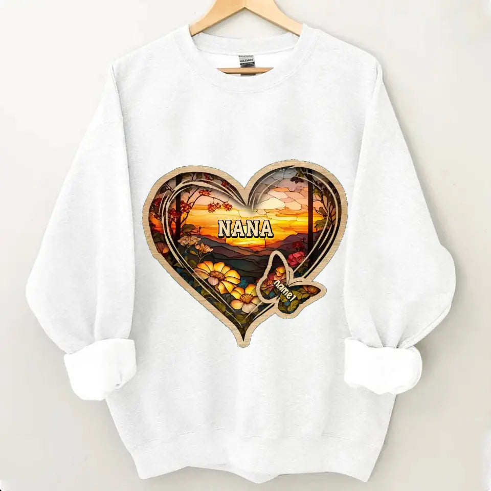 Personalisierte Weihnachtskleidung für Mama und Oma mit Schmetterlingsherz und Buntglasmuster