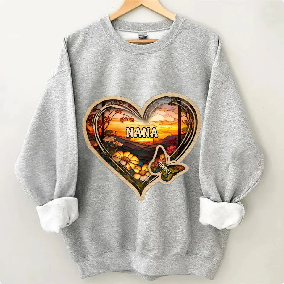 Personalisierte Weihnachtskleidung für Mama und Oma mit Schmetterlingsherz und Buntglasmuster