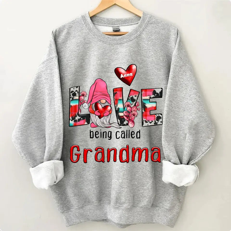 Personalisierter Wichtel mit Kleidung im Aufdruck „Geliebte Oma“.