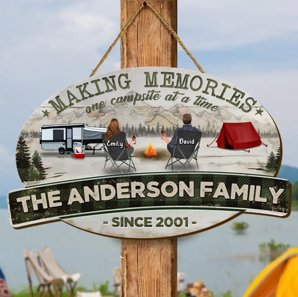 Personalisiertes Camping-Holzschild – Geschenkidee für Paare/Familien/Campingliebhaber – Paar/Erwachsene mit bis zu 3 Kindern und 3 Haustieren – Erinnerungen an einen Campingplatz nach dem anderen schaffen