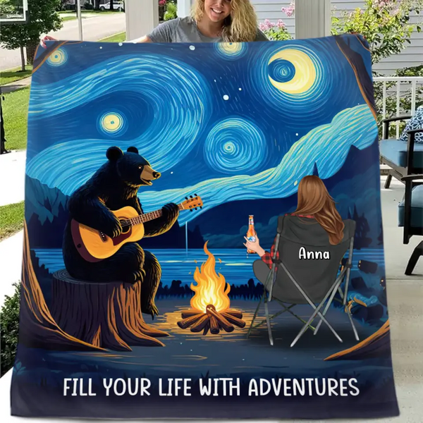Benutzerdefinierte personalisierte Camping-Life-Bär spielt Gitarre Quilt/einlagige Fleece-Decke – Geschenkidee für Camping-Liebhaber – füllen Sie Ihr Leben mit Abenteuern 