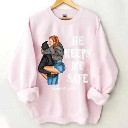 Personalisierte Paargeschenke „She Keep Me Wild He Keep Me Safe“-Kleidung