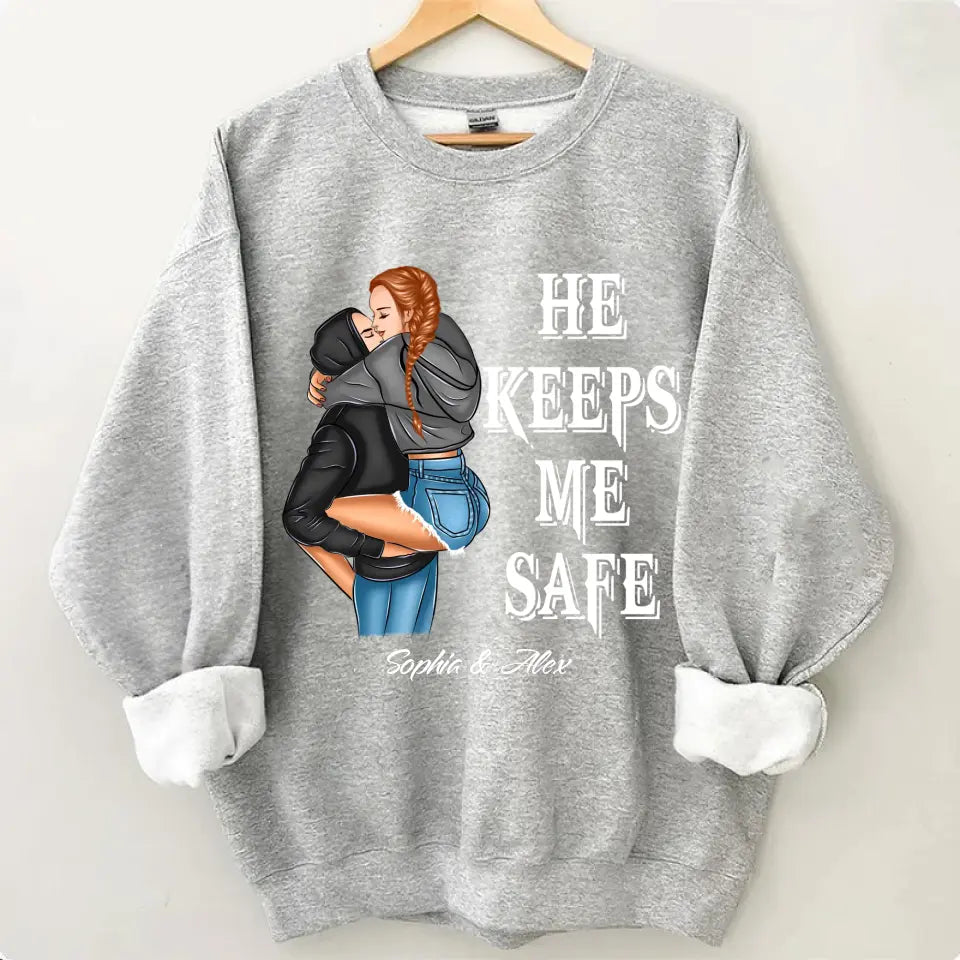 Personalisierte Paargeschenke „She Keep Me Wild He Keep Me Safe“-Kleidung