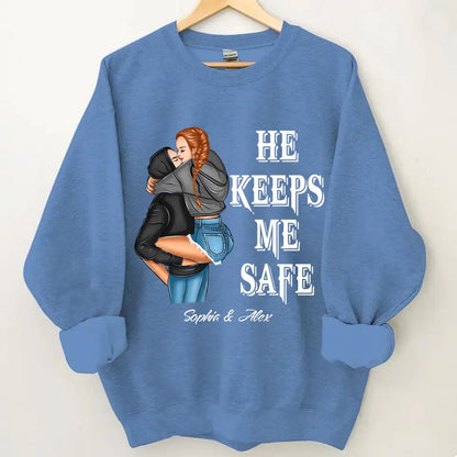 Personalisierte Paargeschenke „She Keep Me Wild He Keep Me Safe“-Kleidung