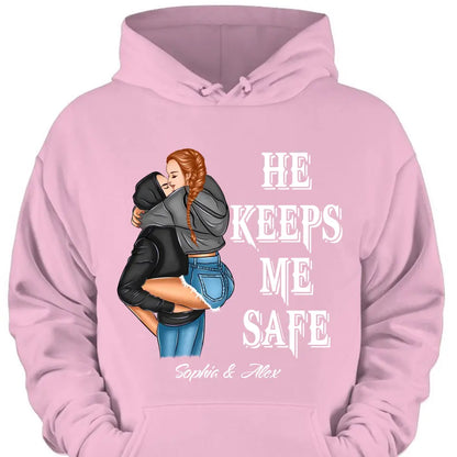 Personalisierte Paargeschenke „She Keep Me Wild He Keep Me Safe“-Kleidung