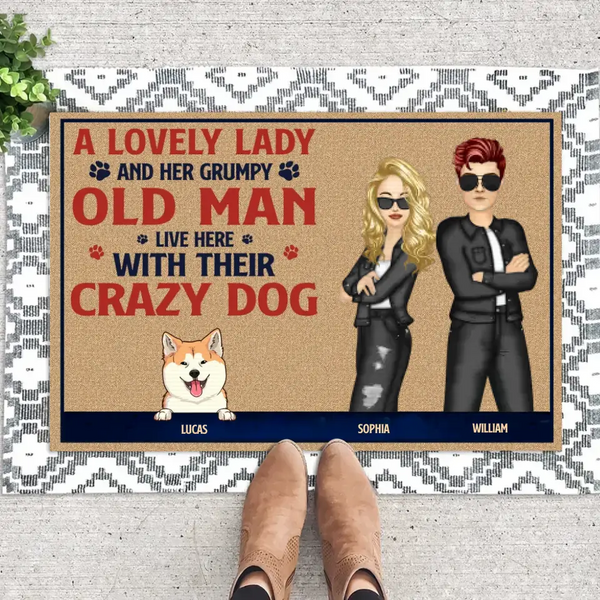 Personalisierte Fußmatte „Eine hübsche Dame und ihr mürrischer alter Mann leben hier mit ihrem verrückten Hundepaar, Hundeliebhaber“.