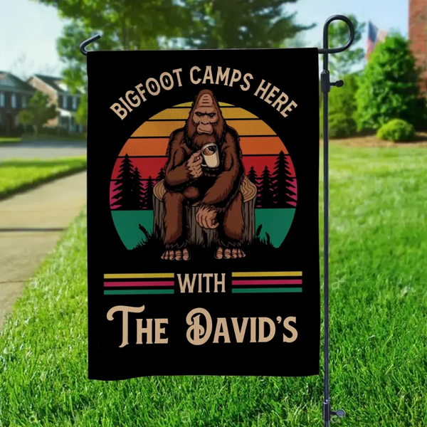 Bigfoot Camps hier mit der Familie – personalisierte Flagge, Geschenk für Camper, Camping-Dekoration