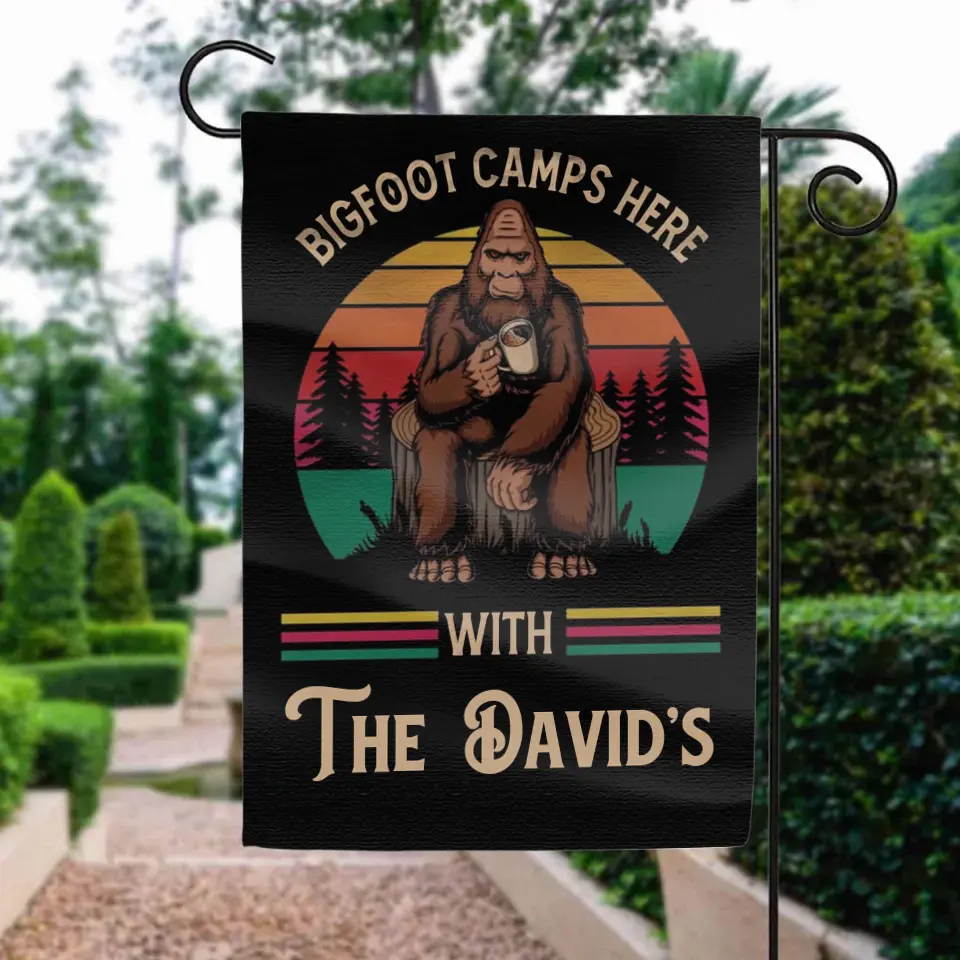 Bigfoot Camps hier mit der Familie – personalisierte Flagge, Geschenk für Camper, Camping-Dekoration