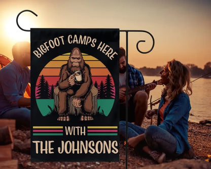 Bigfoot Camps hier mit der Familie – personalisierte Flagge, Geschenk für Camper, Camping-Dekoration