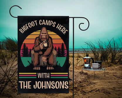 Bigfoot Camps hier mit der Familie – personalisierte Flagge, Geschenk für Camper, Camping-Dekoration