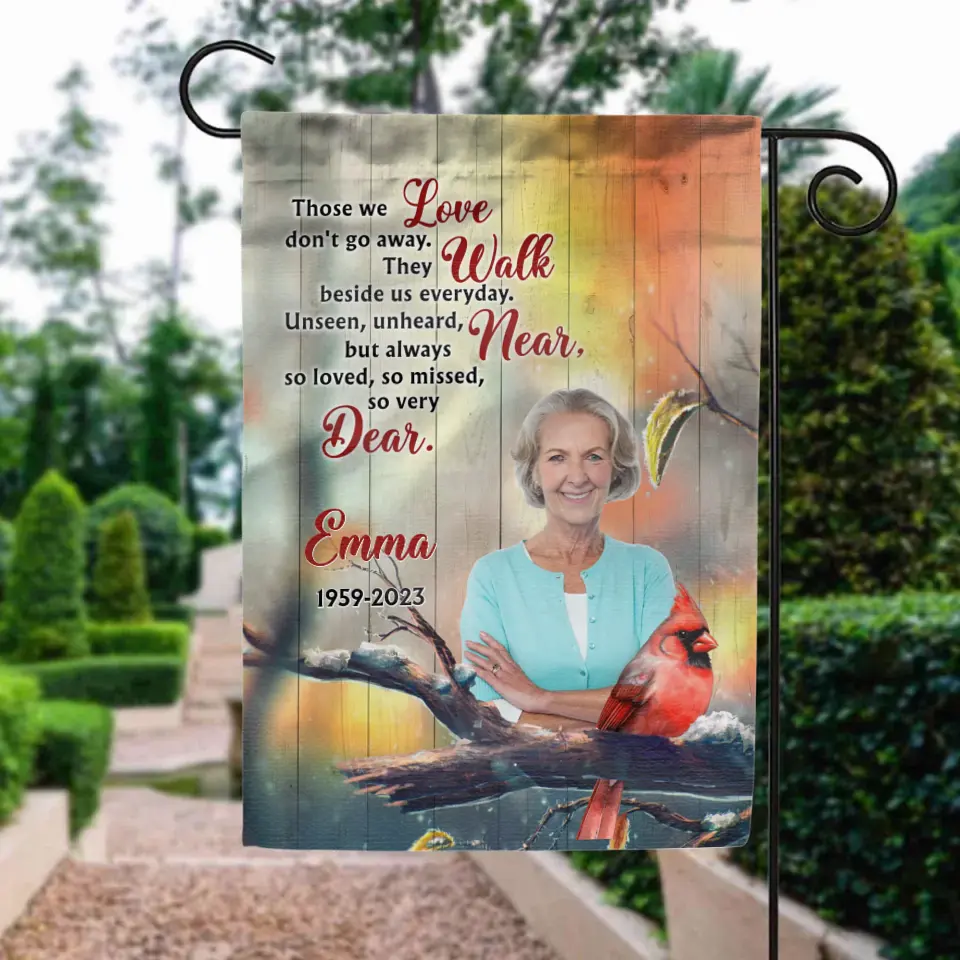 Gedenken Sie denen, die wir lieben, gehen Sie nicht weg, sie gehen jeden Tag neben uns – personalisierte Gartenflagge, Gedenkflagge, Beileidsgeschenk