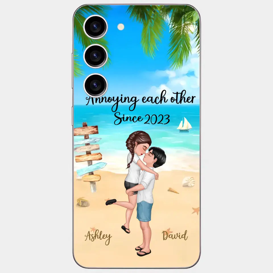 Puppenpaar umarmt und küsst sich am Strand. Personalisierte Handyhülle