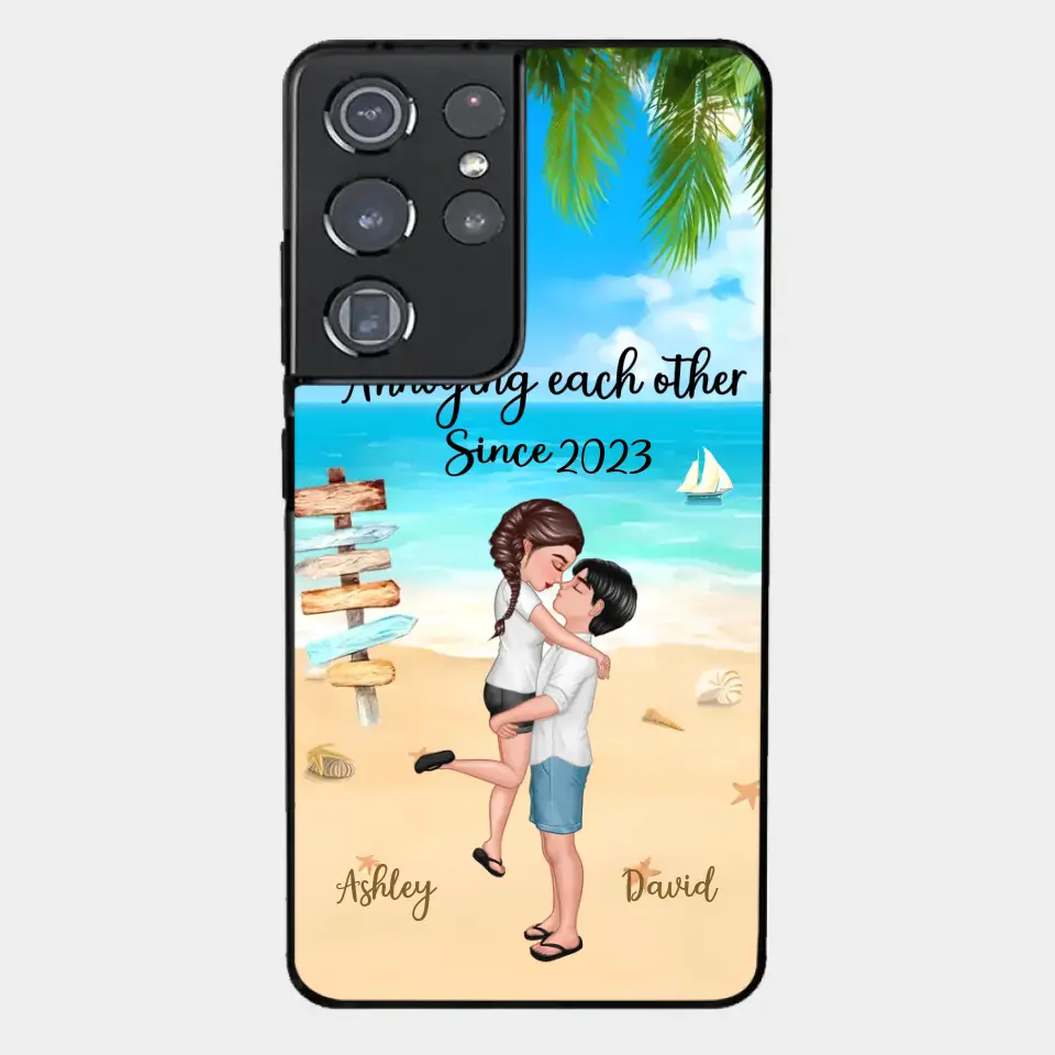 Puppenpaar umarmt und küsst sich am Strand. Personalisierte Handyhülle