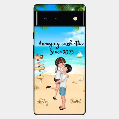 Puppenpaar umarmt und küsst sich am Strand. Personalisierte Handyhülle