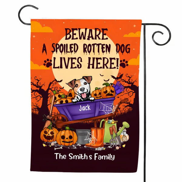 Personalisierte Gartenflagge, bis zu 8 Hunde, Vorsicht, hier leben verwöhnte faule Hunde, Halloween-Geschenke für Hundeliebhaber