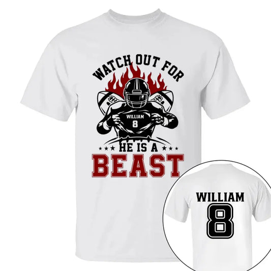 Achten Sie auf das personalisierte Fußballtrikot „He's A Beast“.
